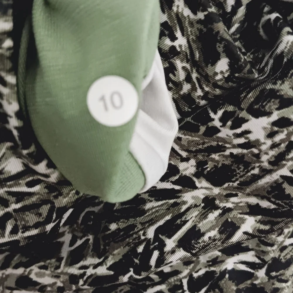 Lululemon High Rise Green Camo Los Angeles Leggings 10 Womens Crop Wunder Under